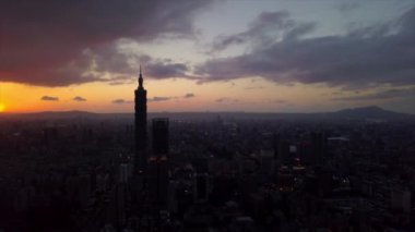 Zaman Taipei cityscape panorama akşam. 4 k görüntüleri Çin