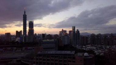Zaman Taipei cityscape panorama akşam. 4 k görüntüleri Çin