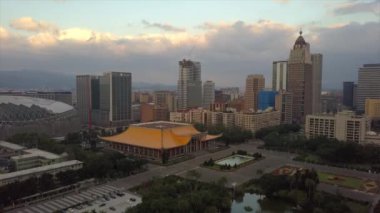 Gün zaman Taipei cityscape panorama. 4 k görüntüleri Çin
