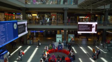 Bern Şehir Tren Garı kalabalık salon Panoraması. 4 k görüntüleri İsviçre