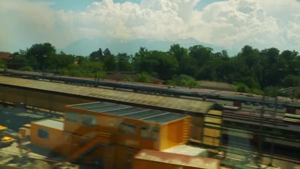 Поезд, идущий рядом с живописными полями — стоковое видео