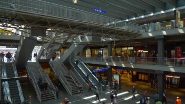 Bern Şehir Tren Garı kalabalık salon Panoraması. 4 k görüntüleri İsviçre