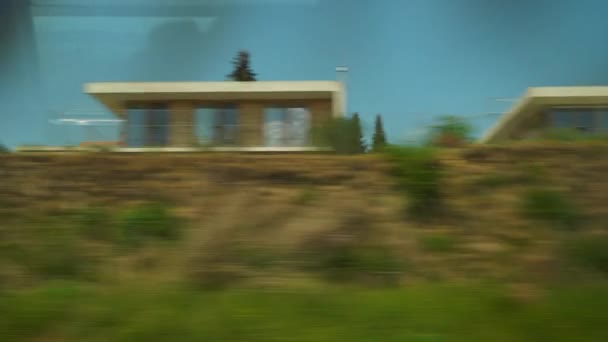 Tren care călătorește în apropierea câmpurilor pitorești — Videoclip de stoc