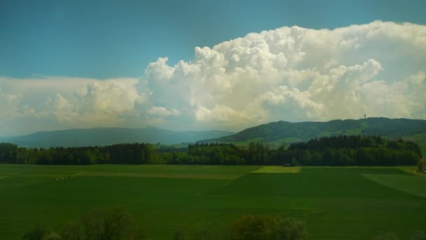 Treno che viaggia vicino ai pittoreschi campi — Video Stock