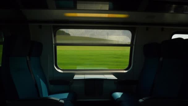 Treno che viaggia vicino ai pittoreschi campi — Video Stock