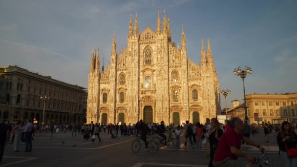Ludzie chodzą w pobliżu Katedra w Mediolanie — Wideo stockowe