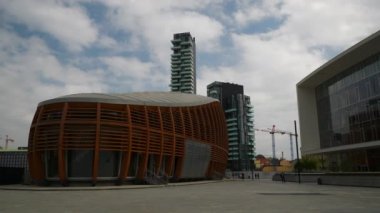 İnsanlar Milan sokaklarda yürürken, insanlar. 4 k ağır çekim görüntüleri 