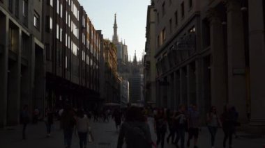 İnsanlar Milan sokaklarda yürürken, insanlar. 4 k ağır çekim görüntüleri 