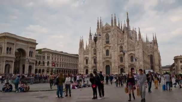 Pessoas caminhando perto da Catedral de Milão — Vídeo de Stock