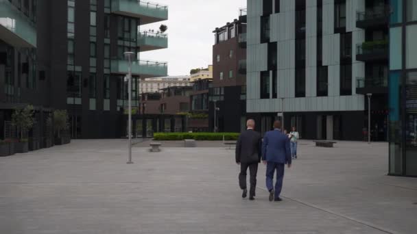 Gente Caminando Por Las Calles Milán Imágenes Cámara Lenta — Vídeo de stock
