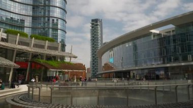 İnsanlar Milan sokaklarda yürürken, insanlar. 4 k ağır çekim görüntüleri 