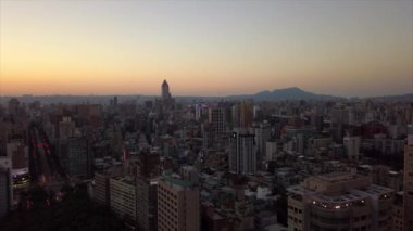 Gece saat Taipei cityscape panorama. 4 k görüntüleri Çin