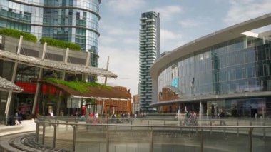 İnsanlar Milan sokaklarda yürürken, insanlar. 4 k görüntüleri 