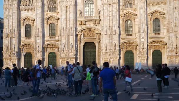 Människor som gick nära Duomo di Milano — Stockvideo