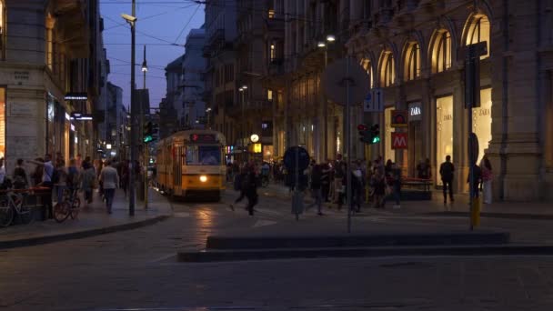 Porto ticinese sokak trafik — Stok video