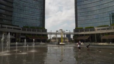 İnsanlar Milan sokaklarda yürürken, insanlar. 4 k ağır çekim görüntüleri 