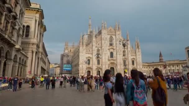 Menschen gehen in der Nähe der Mailänder Kathedrale spazieren — Stockvideo