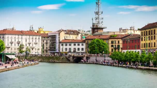 Naviglio Grande kanál ve večerních hodinách — Stock video