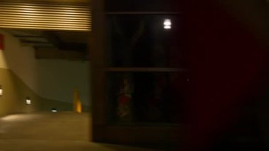 Gece saat trafik kişi ile Şanghay sokaklarında. 4 k görüntüleri Çin