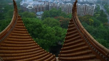 Wuhan bulutlu gün zamanında. Yangtze cityscape hava panorama 4k Çin