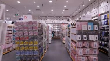 WUHAN, ÇİN - 28 Eylül 2017: Şehir merkezindeki ünlü alışveriş merkezi güzelliği yavaş çekim yürüyüşü