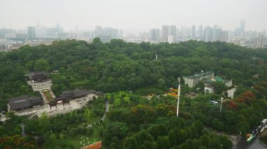Wuhan bulutlu gün zamanında. Yangtze cityscape hava panorama 4k Çin