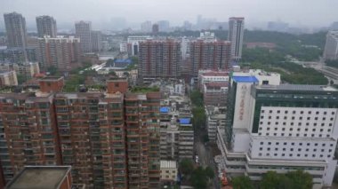 Wuhan bulutlu gün zamanında. Yangtze cityscape hava panorama 4k Çin