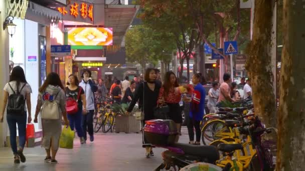 中国武漢市の人々 を歩く映像 — ストック動画