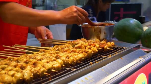 Wuhan Kína Circa 2017 Híres Sétáló Utcai Ételek Lassított Felvétel — Stock videók