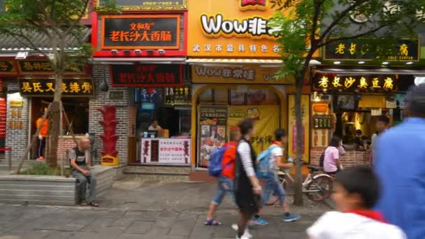 Filmaufnahmen Von Spazierenden Menschen Auf Der Stadt Wuhan China — Stockvideo