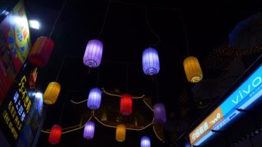 WUHAN, ÇİN - 18 Eylül 2017: gece aydınlatma Wuhan şehri ünlü yaya sokak dekorasyonu panorama