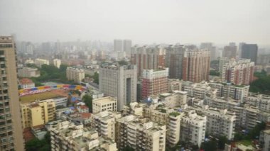 Wuhan bulutlu gün zamanında. Yangtze cityscape hava panorama 4k Çin