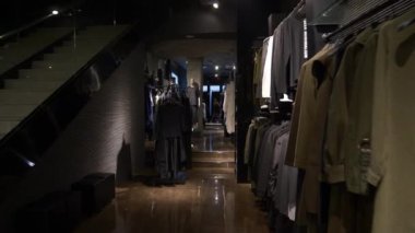 WUHAN, ÇİN - 28 Eylül 2017: Şehir merkezindeki ünlü alışveriş merkezi güzelliği yavaş çekim yürüyüşü