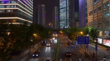 Gece saat trafik kişi ile Şanghay sokaklarında. 4 k görüntüleri Çin