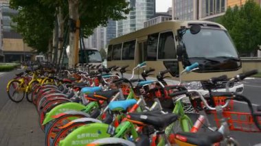 ŞANGHAI, ÇİN - 16 EYLÜL 2017: GÜN Shanghai Şehri Sokak Bisiklet Otoparkı Panoraması