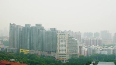 Wuhan bulutlu gün zamanında. Yangtze cityscape hava panorama 4k Çin
