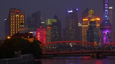 Gece saat trafik Şanghay sokaklarında. 4 k görüntüleri Çin