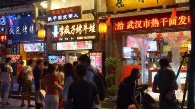 WUHAN, ÇİN - 21 Eylül 2017: gece vakti Wuhan şehri yaya yolu ağır çekim panorama
