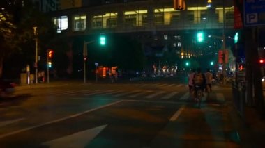 Gece saat trafik kişi ile Şanghay sokaklarında. 4 k görüntüleri Çin