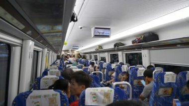 ZHUHAI, ÇİN - 29 EYLÜL 2017: Şehir tren vagonu yavaş çekim panoraması