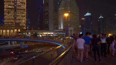 Gece saat trafik kişi ile Şanghay sokaklarında. 4 k görüntüleri Çin