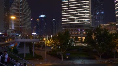 Gece saat trafik kişi ile Şanghay sokaklarında. 4 k görüntüleri Çin