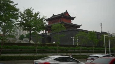 Yağmurlu bir günde Wuhan şehir trafiği köprüsü tapınağı panorama 4k porselen