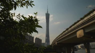 Guangzhou - Ocak 4: Guangzhou Canton Tv Kulesi, Guangzhou, Çin. Renkli gün zaman sahne Guangzhou Canton Tv astronomik ve Çin'deki en yüksek Kulesi gezi Kulesi