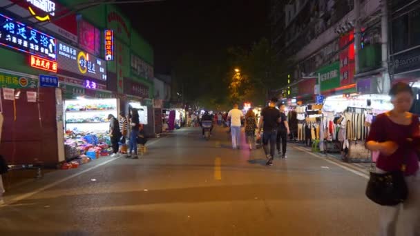 中国武汉市步行人们的录像 — 图库视频影像