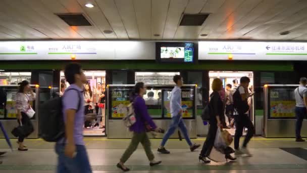 Barcelona metrostation tog – Stock-video