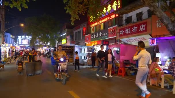 中国武汉市步行人们的录像 — 图库视频影像