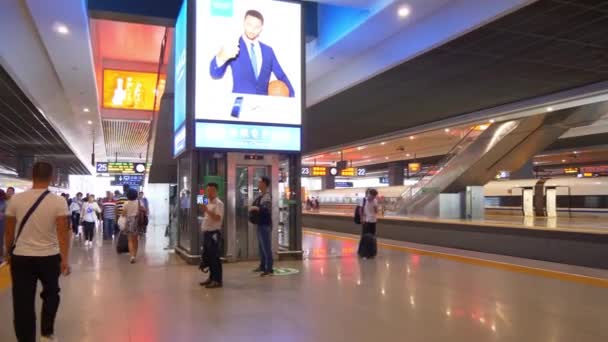 Barcelona metro istasyonu tren — Stok video