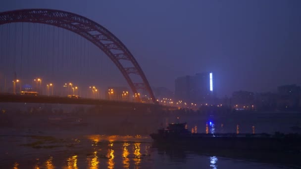 有名なトラフィック橋リバーサイド パノラマ 中国夜照明武漢市 — ストック動画