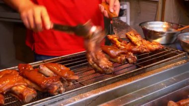 WUHAN, Çin - CIRCA 2017: Ünlü yürüyen sokak yemekleri, ağır çekim, 4k porselen